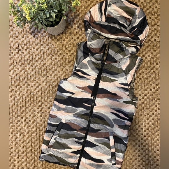 SOLD Lululemon Reversible Vest - Picture 10 of 12